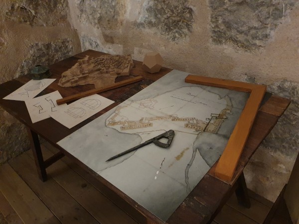 Exposición en el interior del polvorín del parque de artillería de Peñíscola