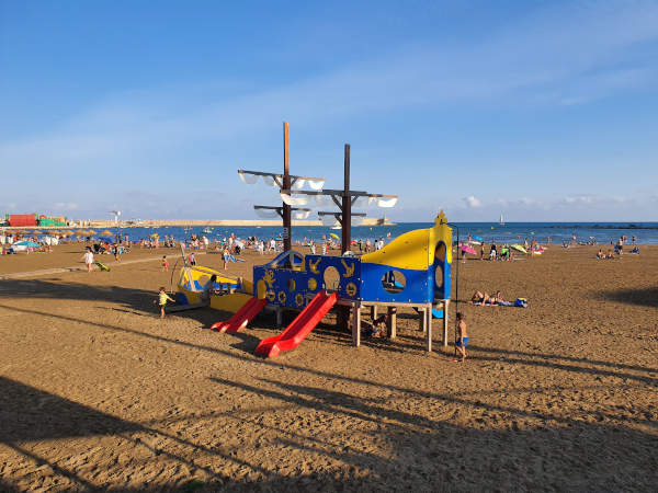 La playa norte cuenta con un carril bici que une Peñíscola con Benicarló