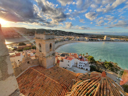 impresionantes vistas de la playa norte desde el castillo de peñíscola